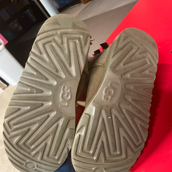 UGG Kids' Tan Boots with Bow Detail - Picture 4 of 5